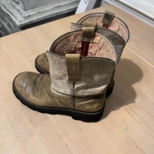 Women’s Ariat Round toe boots (C02)